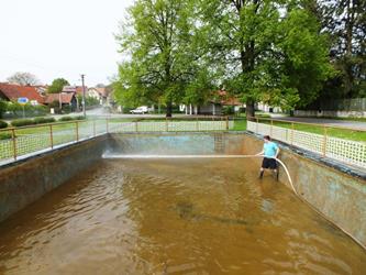 23. Čištění požární nádrže - jaro 2015