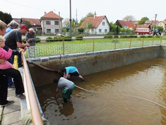 24. Čištění požární nádrže - jaro 2015