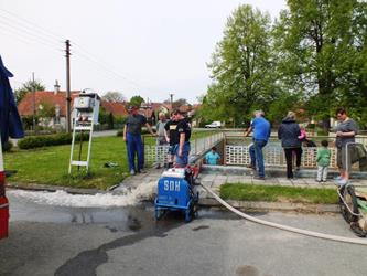 25. Čištění požární nádrže - jaro 2015