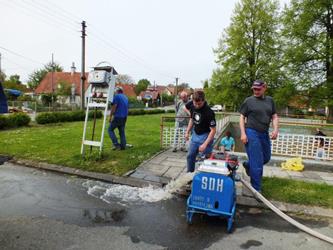 26. Čištění požární nádrže - jaro 2015