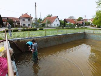 27. Čištění požární nádrže - jaro 2015