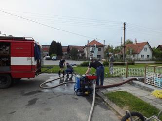 29. Čištění požární nádrže - jaro 2015