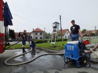 30. Čištění požární nádrže - jaro 2015