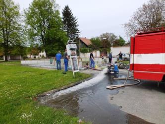 31. Čištění požární nádrže - jaro 2015
