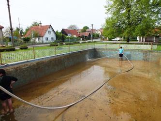 32. Čištění požární nádrže - jaro 2015