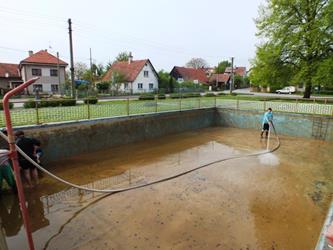 33. Čištění požární nádrže - jaro 2015