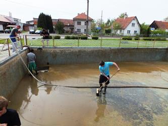 34. Čištění požární nádrže - jaro 2015