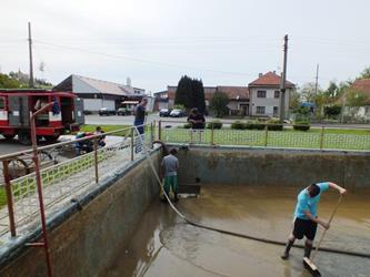 35. Čištění požární nádrže - jaro 2015